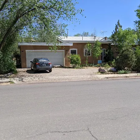 Studio Apartment 15 Minute Walk To Plaza